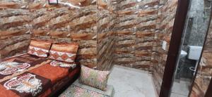 En eller flere senge i et værelse på Diplomat luxury home stay in private apartment with kitchen, washroom, wifi , Android tv, fridge in cream location of posh south delhi foreiner area of lajpat nagar, safst locality of Delhi for single females