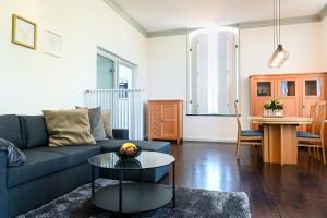 - un salon avec un canapé et une table dans l'établissement Mühlen-Apartment, à Xanten