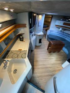 Yate en Gijon , experiencia única客房内的一张或多张床位