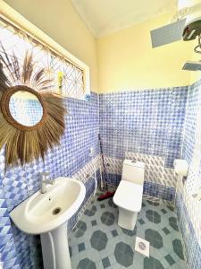 een badkamer met een wastafel en een toilet bij Mama's House in Kibweni