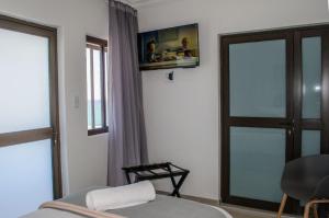 Televisyen dan/atau pusat hiburan di Shark Island Guesthouse