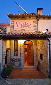 a building with a sign that reads winks at Vinarius, Posada Rural in Castellanos de Villiquera