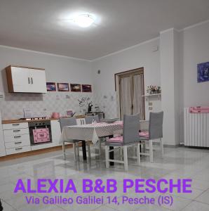 - une cuisine et une salle à manger avec une table et des chaises dans l'établissement ALEXIA B&B PESCHE, à Pesche