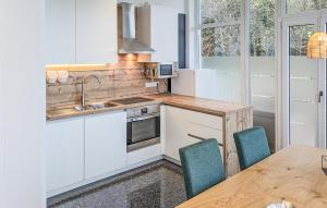 A kitchen or kitchenette at Stunning Apartment In Bad Heilbrunn With Wifi