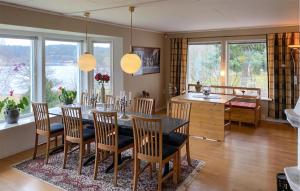 バルデマーシュビークにあるAmazing Home In Valdemarsvik With Wifiのダイニングルーム(テーブル、椅子付)
