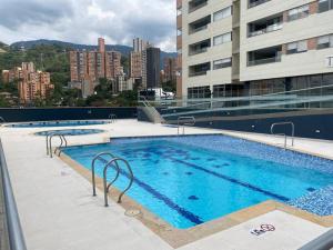 Piscina de la sau aproape de Stunning loft Ciudad del Rio Poblado-Pool-Gym-View