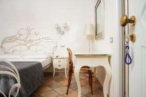サレルノにあるB&B Old Salernoのベッドルーム1室(ベッド1台、テーブル、椅子付)