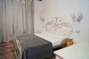 サレルノにあるB&B Old Salernoのベッドルーム1室(ベッド1台、テーブル、椅子付)