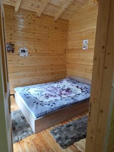 Cette chambre en bois comprend un lit dans un sauna. dans l'établissement Wooden Mountain Villa, à Berovo
