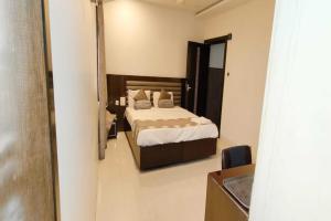 ein Schlafzimmer mit einem Bett und einem großen Spiegel in der Unterkunft Ira Star Inn in Hyderabad