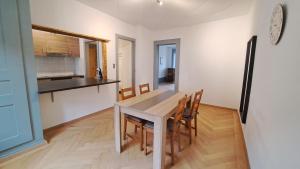 a kitchen and dining room with a table and chairs at Appartement de vacances Les Jardins in Saint-Imier