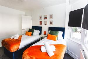 Un pat sau paturi într-o cameră la Probert- Perfectly Placed- Driveway - 3 bed