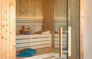 Katil atau katil-katil dalam bilik di Beautiful Home In Maruzini With Sauna