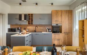 Dapur atau dapur kecil di Beautiful Home In Maruzini With Sauna