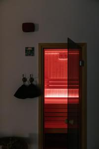 una puerta con luces rojas en una habitación en 4ry pokoje, en Cieszyn