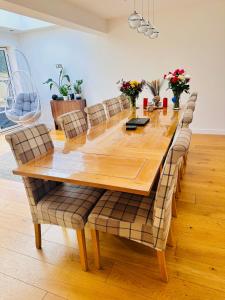 una mesa de madera con sillas alrededor en una habitación en "Tranquil Village Hideaway Bungalow"near Kings Lynn en Kings Lynn
