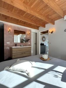 1 dormitorio con 1 cama grande y baño en Noxem b&b en Boesingheliede