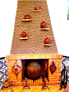 - une cheminée avec des pommes en haut dans l'établissement Rivendel, à Poyales del Hoyo