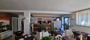 A kitchen or kitchenette at Hotel I Platani