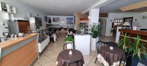 A restaurant or other place to eat at Hotel I Platani