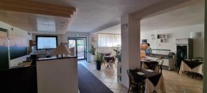 A television and/or entertainment centre at Hotel I Platani