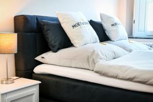 un sofá con almohadas encima en Römer-Apartment en Xanten