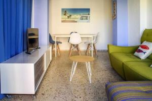 a living room with a couch and a table at Apartamento gandiaziar premium in Gandía