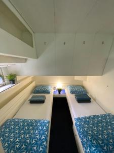 Habitación pequeña con 2 camas. en Yate Gijón, experiencia única N, en Gijón