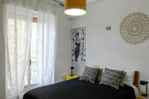 1 dormitorio con cama y ventana en Edahouse, en Salerno