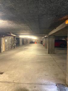 un garage vide avec une voiture garée à l'intérieur dans l'établissement Hyper-centre Lille - Appartement John 65 m2 - Parking, à Lille