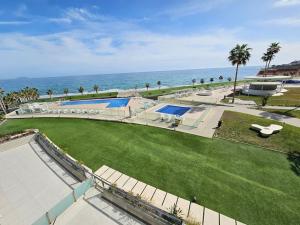 een luchtfoto van een resort met de oceaan bij Sidi Luxury 2 (Beach & Golf) in Alicante