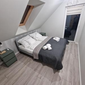 a bedroom with a bed with two towels on it at All Season Lasówka - Willa 10 osobowa z widokiem na góry, Sauna opalana drewnem, Jacuzzi in Lasowka