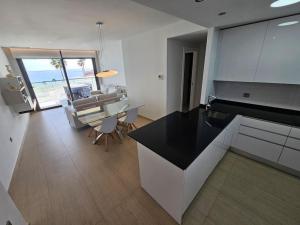 een keuken en eetkamer met uitzicht op de oceaan bij Sidi Luxury 2 (Beach & Golf) in Alicante