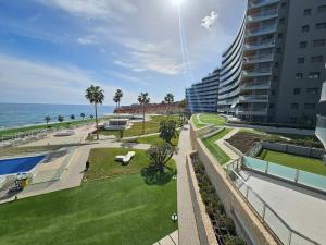 een uitzicht op het strand en de oceaan vanuit een gebouw bij Sidi Luxury 2 (Beach & Golf) in Alicante