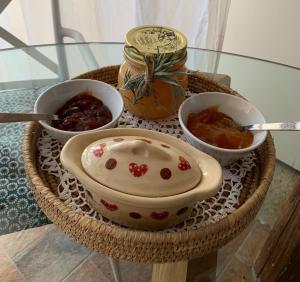 uma bandeja com uma tigela de comida e taças de fruta em B&B Karin - Rooms & Breakfast em Udine