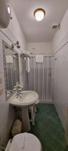 A bathroom at Hotel I Platani