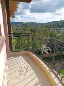 einen Balkon mit Waldblick in der Unterkunft Mumesi Home in Ngong in Ngong