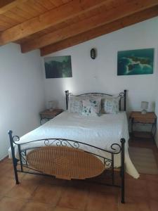 1 dormitorio con 1 cama en una habitación con techos de madera en Coureladaltura, en Aljezur