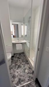 アミアンにあるB&B HOTEL Amiens Centre Cathédraleのバスルーム(洗面台、トイレ、シャワー付)
