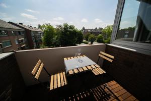 uma mesa e duas cadeiras sentadas numa varanda em Apartment - Central with kitchen - Balcony - Fair em Neuss