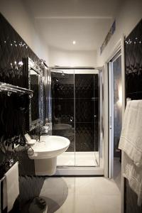 uma casa de banho com um lavatório branco e um chuveiro em AP 2bd Mayfair em Londres