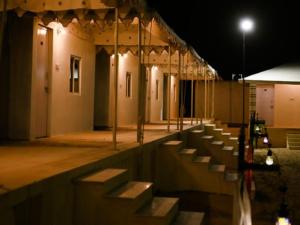 scena z rzędem miejsc w budynku w nocy w obiekcie Royal Luxury Camp Jaisalmer w mieście Jaisalmer