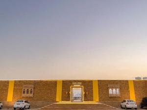 budynek z dwoma samochodami zaparkowanymi przed nim w obiekcie Royal Luxury Camp Jaisalmer w mieście Jaisalmer