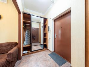 Cette chambre dispose d'une porte, d'un canapé et d'un miroir. dans l'établissement Однокомнатная квартира-студия, à Almaty