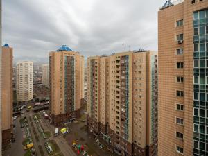 une vue aérienne sur une ville avec de grands bâtiments dans l'établissement Однокомнатная квартира-студия, à Almaty