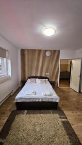 Un pat sau paturi într-o cameră la Apartamente elegante in regim hotelier
