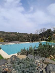 una piscina en un patio con algunas rocas en Quinta da Devesa -B2, en Vinhais