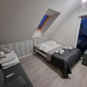 Tempat tidur dalam kamar di All Season Sauna&Jacuzzi - domki z widokiem na góry Kotlina Kłodzka
