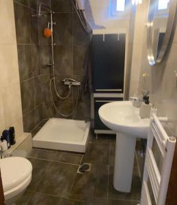 ein Bad mit einer Dusche, einem Waschbecken und einem WC in der Unterkunft Comfortable Apartment With Parking in Thessaloniki
