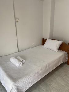 ein Bett mit zwei Handtüchern auf einem Zimmer in der Unterkunft Comfortable Apartment With Parking in Thessaloniki